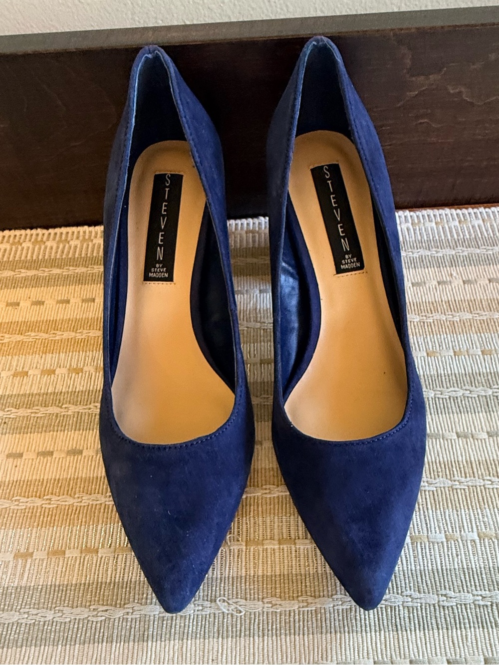 🔥NIB🔥GORGEOUS‼️ Steve Madden Buena Navy Suede Block Heel Pumps w/Gold Trim- 7.5M - Picture 7 of 11